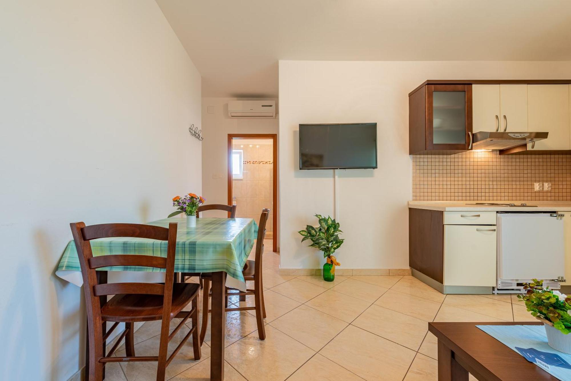 Appartamento Haus Toni Ražanac Esterno foto