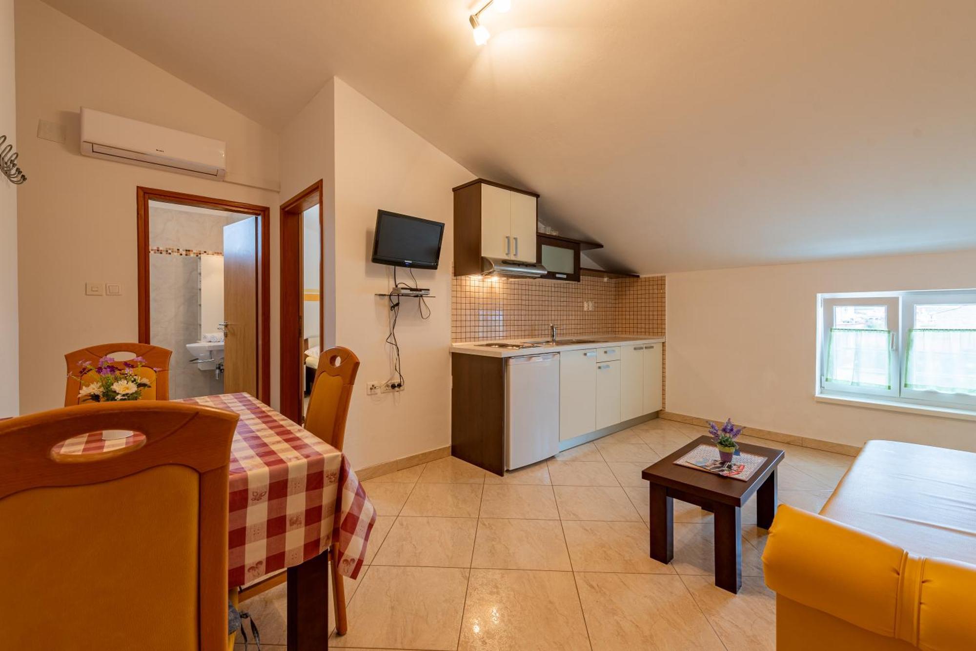 Appartamento Haus Toni Ražanac Esterno foto