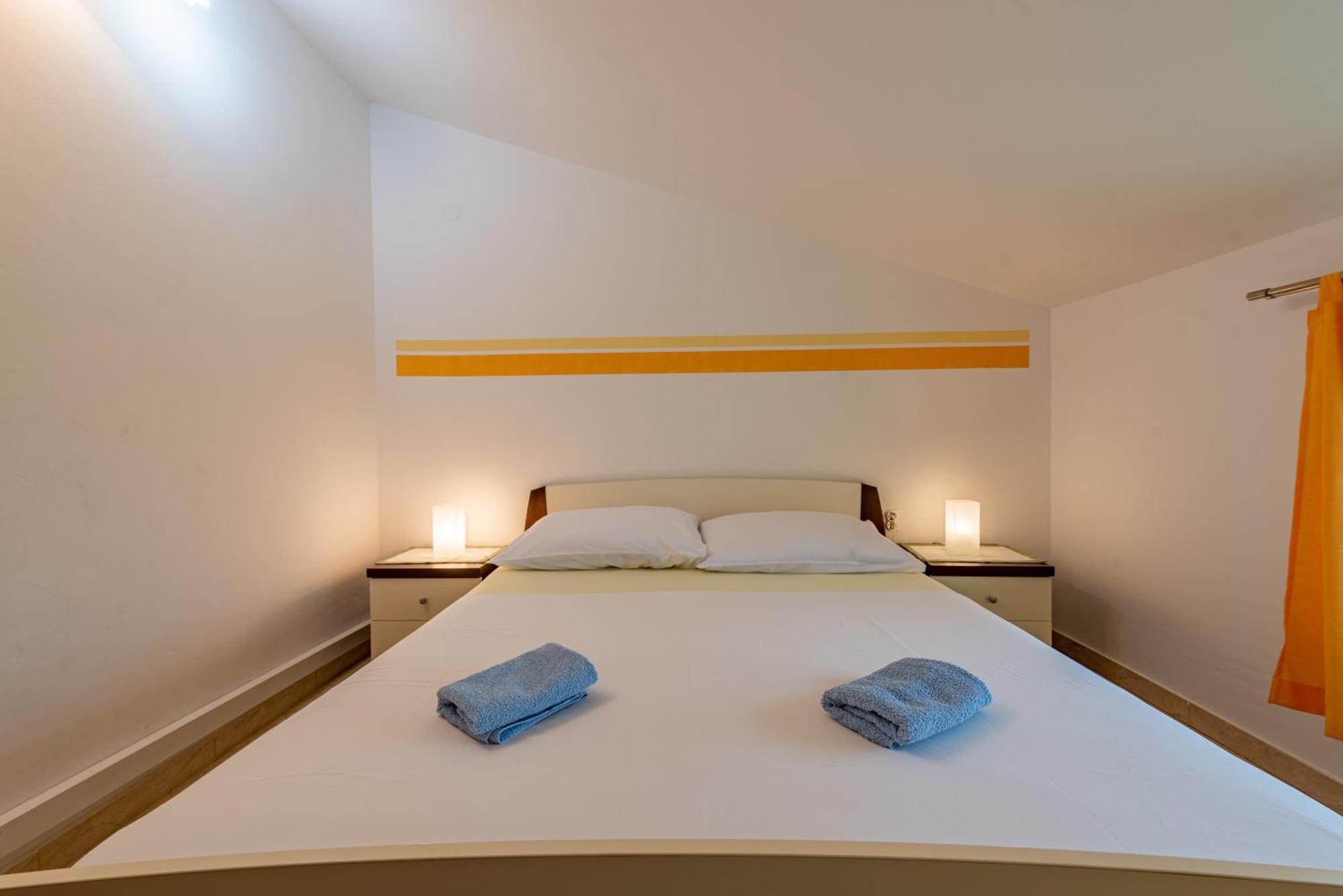 Appartamento Haus Toni Ražanac Esterno foto